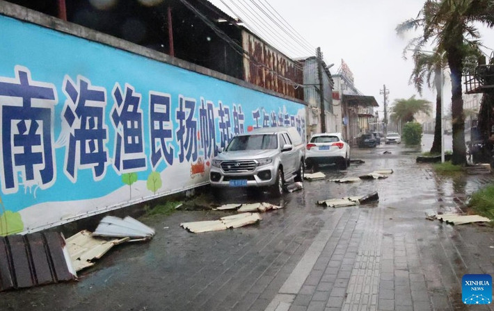 Các mảnh vỡ của một mái nhà bị thổi bay nằm rải rác tại một cảng biển ở thành phố Mậu Danh, tỉnh Quảng Đông, ngày 5/10. Ảnh: THX.