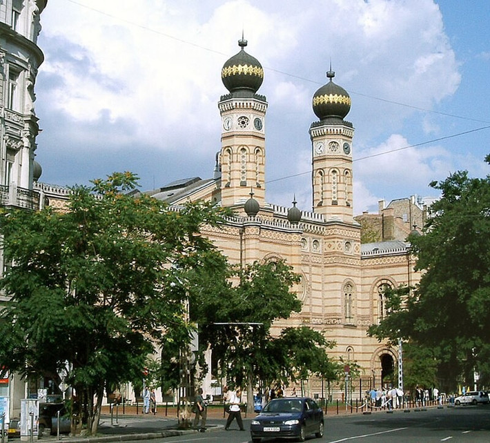Budapest có giáo đường Do Thái lớn nhất Châu Âu, đó là Giáo đường Do Thái phố Dohány. Được xây dựng từ năm 1859, giáo đường này có sức chứa lên tới 3.000 người. Ảnh: Wikipedia.