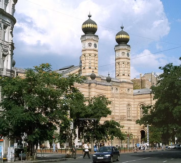 Budapest có giáo đường Do Thái lớn nhất Châu Âu, đó là Giáo đường Do Thái phố Dohány. Được xây dựng từ năm 1859, giáo đường này có sức chứa lên tới 3.000 người. Ảnh: Wikipedia.