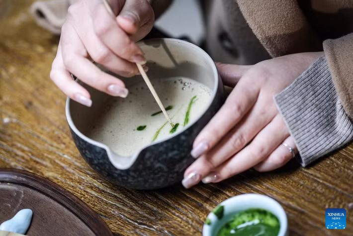 Yang Mo pha trà trong quán ngày 13/12/2025.