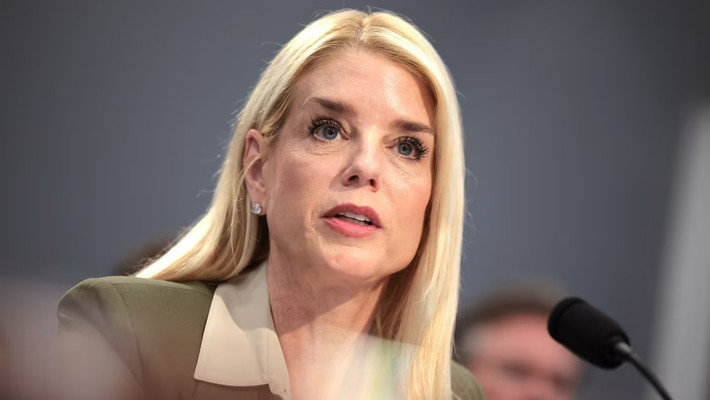 Phát biểu sau khi ông Bolton bị truy tố, Tổng chưởng lý Pam Bondi (ảnh) nói: "Công lý chỉ dành cho tất cả người Mỹ. Bất kỳ ai lạm dụng quyền lực và gây nguy hiểm cho an ninh quốc gia của chúng ta sẽ phải chịu trách nhiệm. Không ai được đứng trên luật pháp". Ảnh: Getty.