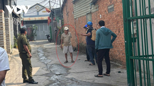 Ông Vĩnh (đeo ba lô) đến để đo lại đất và bị ông Hoàng cản trở Ông Vĩnh (đeo ba lô) đến để đo lại đất và bị ông Hoàng cản trở