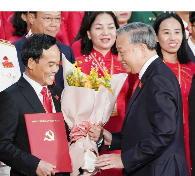 Tổng Bí thư Tô Lâm tặng hoa chúc mừng Bí thư Thành ủy TPHCM Trần Lưu Quang 31-1730.jpg