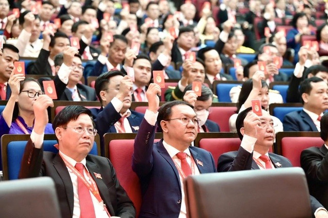 Các đại biểu biểu quyết bầu Đoàn Chủ tịch Đại hội Đại biểu Đảng bộ TP HCM lần thứ I tại phiên trù bị sáng 13-10; Ảnh: ĐH 2.jpg