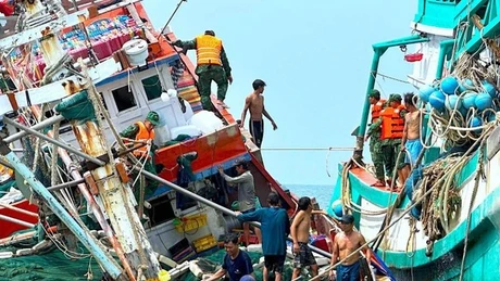 Tàu cá va đá ngầm, 13 thuyền viên được cứu an toàn trên vùng biển Cà Mau