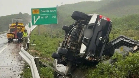 Ô tô bán tải lật nghiêng trên cao tốc Cam Lộ – La Sơn