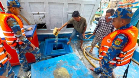 Phát hiện tàu cá vận chuyển trái phép hơn 100.000 lít dầu trên biển Cà Mau