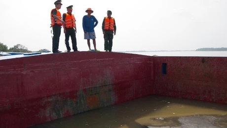 Phát hiện 2 tàu chở cát không rõ nguồn gốc trên sông Vàm Cỏ và Soài Rạp