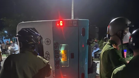 Xe chở công nhân lật ngang trên đường tỉnh 826, hơn 10 người nhập viện