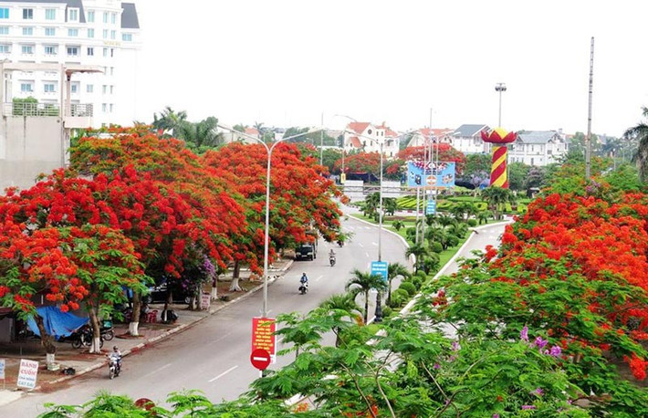 Hải Phòng (1.527,4 km2). Hải Phòng từ lâu đã nổi tiếng là một cảng biển lớn nhất ở miền Bắc. Hoa phượng đỏ được trồng rộng rãi khiến nơi này được biết đến với mỹ danh Thành phố Hoa Phượng Đỏ. Hải Phòng nổi tiếng với: Đồ Sơn, đảo Cát Bà, vịnh Lan Hạ...