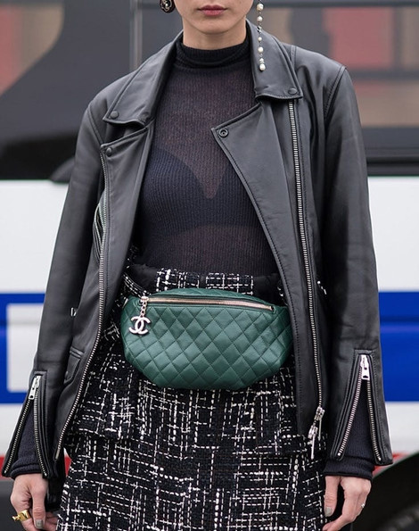 Túi đeo hông mang lại cho bạn diện mạo tinh nghịch, năng động và gọn gàng. Chiếc túi này có thể phối với nhiều trang phục khác nhau từ quần jeans, quần short cho tới váy liền thân, váy ngắn,...