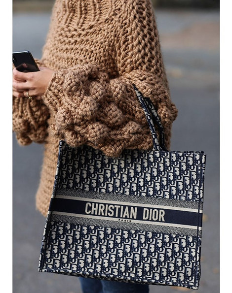 Túi tote oversize đựng được rất nhiều vật dụng và dễ dàng phối hợp cùng các kiểu váy suông trẻ trung, quần âu thanh lịch hay váy sơ mi cổ điển.