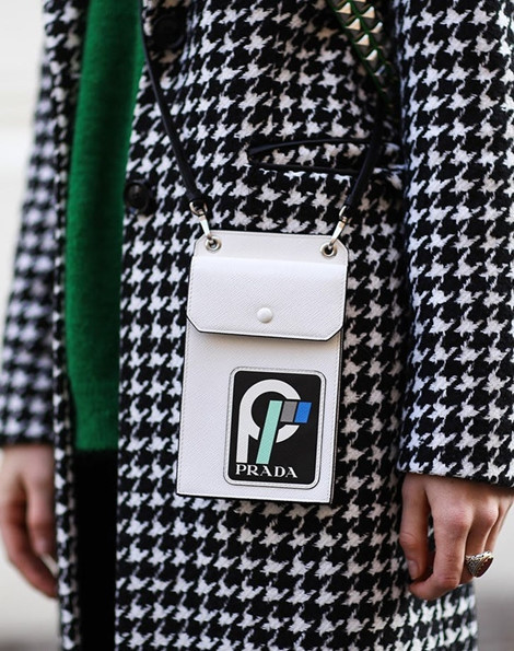 Hầu hết các túi mini chỉ đựng vừa điện thoại, vậy tại sao bạn không bỏ túi mini mà chọn cho mình túi đeo chéo đựng điện thoại. Chiếc túi này không chỉ giúp phái đẹp khoe phong cách trẻ trung, năng động mà còn giúp điện thoại tránh khỏi va chạm, trầy xước, bụi bẩn.