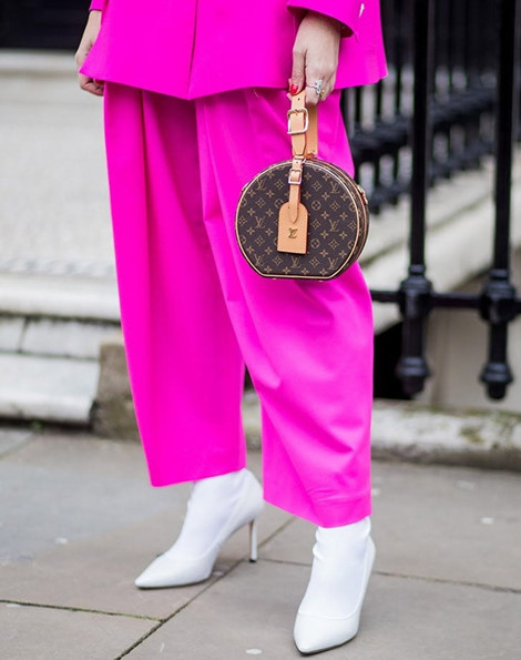 Túi xách hình tròn là phụ kiện điệu đà cho các quý cô. Chiếc túi không chỉ tiện dụng mà còn tô điểm thêm cho bộ trang phục.