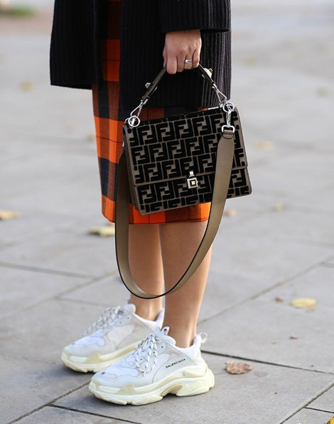 Đây là chiếc túi không còn xa lạ đối với các tín đồ thời trang. Túi xách tay mang vẻ đẹp lạ mắt nhưng vẫn phảng phất nét cổ điển, phù hợp với các phong cách khác nhau.