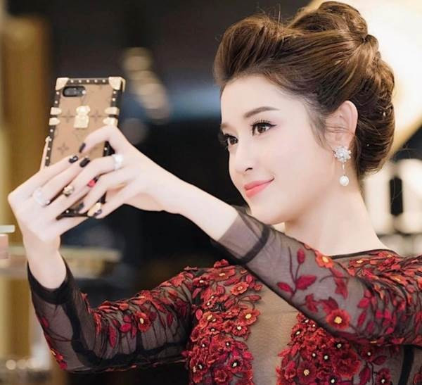 Á hậu Huyền My cũng không kém cạnh sắm cho mình một case điện thoại giống của cái Hương Giang