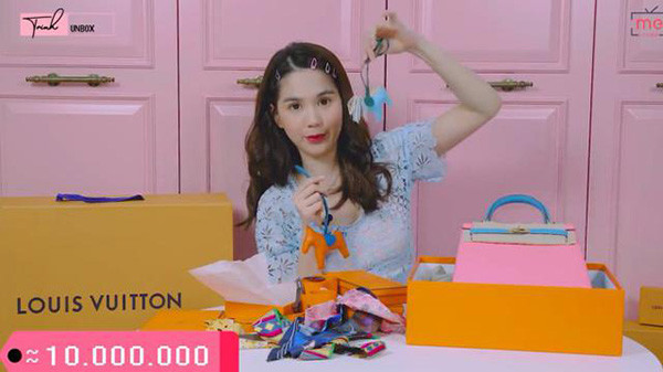 Ngọc Trinh từng khoe khi sắm một lúc 4 chiếc móc treo túi hình con ngựa của nhà mốt Hermes đình đám.