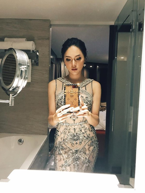 Phụ kiện case điện thoại trị giá gần 20 triệu từ nhà mốt Louis Vuitton của Hoa hậu Hương Giang.