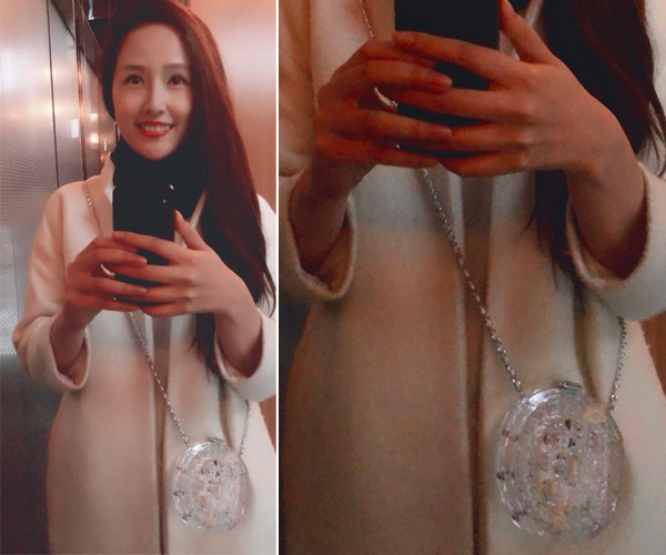 Mai Phương Thúy từng gây xôn xao khi sở hữu mẫu túi trong suốt với phom dáng tròn làm từ chất liệu nhựa trong suốt trông như một hộp nhựa đồ chơi thế nhưng được biết chiếc túi mini nhựa đó thuộc bộ sưu tập xuân hè 2018 của nhà mốt Chanel có giá 300 triệu đồng.