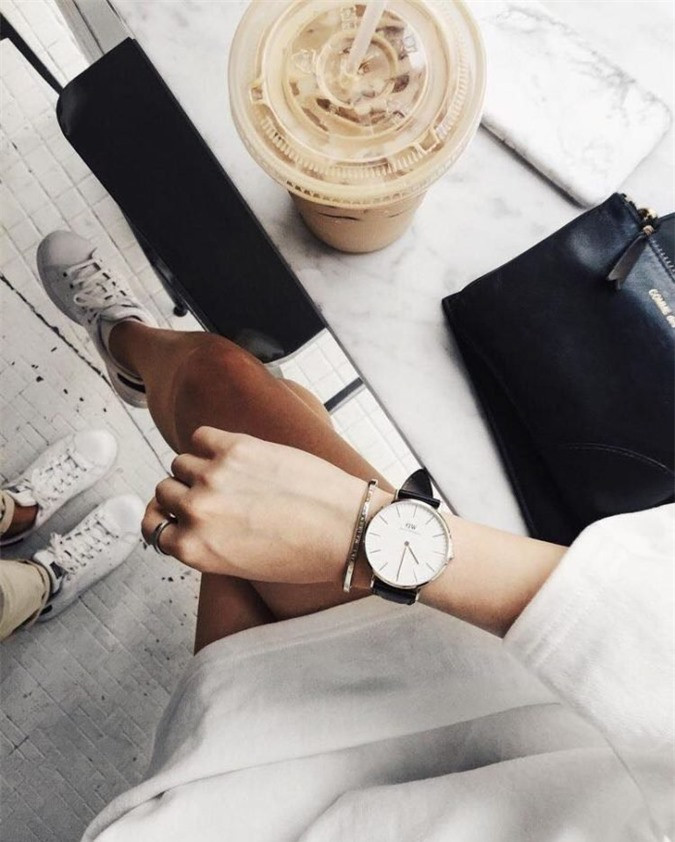 Với phần quai được làm bằng chất liệu da, mẫu đồng hồ nữ này luôn tự tin chinh phục phái đẹp, kể cả những cô nàng khó tính nhất.