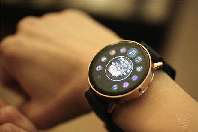 Điểm đặc biệt ở mẫu đồng hồ này là bạn có thể tự chọn các kiểu mặt đồng hồ theo ý mình, chỉ bằng vài thao tác đơn giản mà thôi. Chính vì thế, bạn sẽ tha hồ mix mẫu phụ kiện này với những set đồ khác nhau.