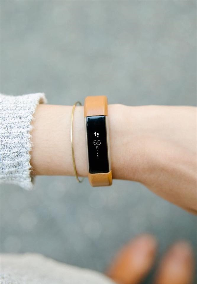 Tựa như một chiếc vòng tay xinh xắn, mẫu đồng hồ nữ dạng Led đã khiến bao cô nàng phải “mất ăn mất ngủ” ngay khi nó mới được ra mắt. Mẫu đồng hồ nữ hiện đại này đã chiếm trọn tình yêu của những cô nàng yêu thích phong cách sporty. Năng động và vô cùng hiện đại là những gì bạn sẽ cảm nhận được từ kiểu đồng hồ này.