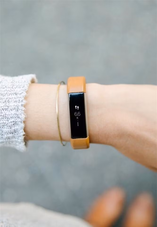 Tựa như một chiếc vòng tay xinh xắn, mẫu đồng hồ nữ dạng Led đã khiến bao cô nàng phải “mất ăn mất ngủ” ngay khi nó mới được ra mắt. Mẫu đồng hồ nữ hiện đại này đã chiếm trọn tình yêu của những cô nàng yêu thích phong cách sporty. Năng động và vô cùng hiện đại là những gì bạn sẽ cảm nhận được từ kiểu đồng hồ này.