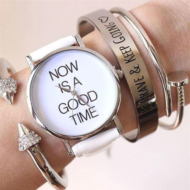 Thật đáng tiếc, nếu bạn không chọn cho mình một chiếc đồng hồ mặt chữ vừa xinh xắn lại vừa độc đáo. Đây là món phụ kiện rất được các bạn nữ yêu thích trong thời gian gần đây.