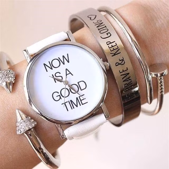 Thật đáng tiếc, nếu bạn không chọn cho mình một chiếc đồng hồ mặt chữ vừa xinh xắn lại vừa độc đáo. Đây là món phụ kiện rất được các bạn nữ yêu thích trong thời gian gần đây.