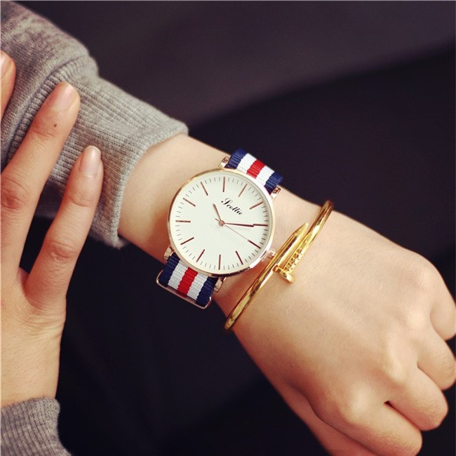 Nếu bạn đang cảm thấy hơi nhàm chán với mẫu đồng hồ nữ quai da truyền thống thì chắc chắn mẫu đồng hồ dây vải sẽ là sự lựa chọn hoàn hảo dành cho bạn.