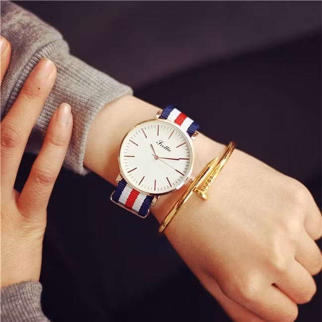 Nếu bạn đang cảm thấy hơi nhàm chán với mẫu đồng hồ nữ quai da truyền thống thì chắc chắn mẫu đồng hồ dây vải sẽ là sự lựa chọn hoàn hảo dành cho bạn.