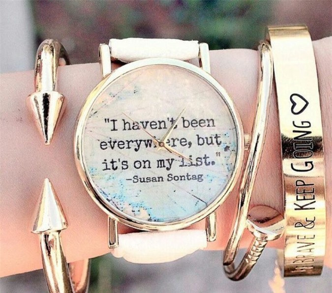 Khác với những kiểu truyền thống, mẫu đồng hồ này được trang trí thêm những dòng chữ ấn tượng phía trong màn hình, rất phù hợp với những cô nàng tinh nghịch và phá cách.