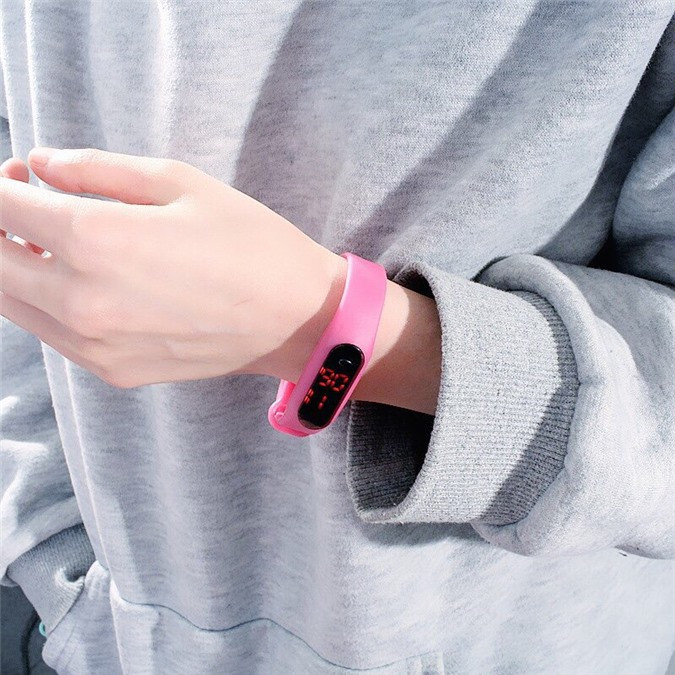 Với kiểu dáng gọn nhẹ, đơn giản và đặc biệt là có thể thoải mái xem giờ vào ban đêm thì đồng hồ Led sẽ là món phụ kiện xinh xắn mà bạn nên diện trong dịp tết sắp tới đấy.