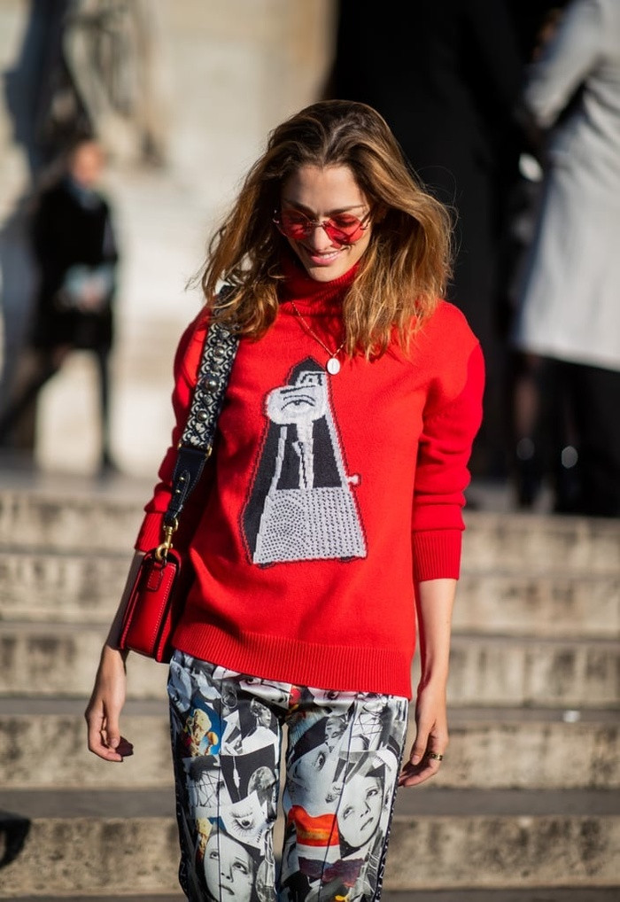 Kính tròn trong suốt đã và đang càn quét tủ đồ của tín đồ thời trang. Kính màu trắng, xanh hay hồng lãng mạn phù hợp nhất với cô nàng có mặt trái xoan hoặc hình chữ nhật, giúp tạo nét cân bằng cho diện mạo.