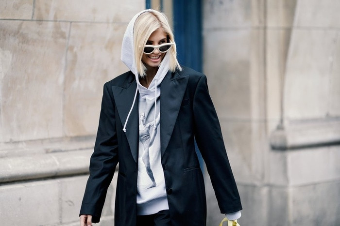  Kính mắt mèo retro tiếp tục “bỏ bùa” giới thời trang. Bạn sẽ thấy kính mắt mèo retro màu sắc hoang dã như anh đào và tím oải hương ở bất cứ nơi đâu.