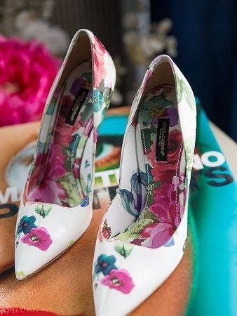 Giày cao gót đẹp có họa tiết hoa Với những chi tiết thêu hoa trên nền chất liệu nhung hoặc satin, đôi giày thêu hoa sẽ mang đến sự nữ tính ngọt ngào pha lẫn chút phong cách cổ điển và tạo điểm nhấn cho trang phục hơn.