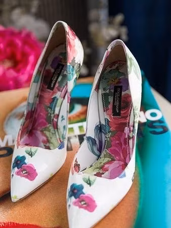 Giày cao gót đẹp có họa tiết hoa Với những chi tiết thêu hoa trên nền chất liệu nhung hoặc satin, đôi giày thêu hoa sẽ mang đến sự nữ tính ngọt ngào pha lẫn chút phong cách cổ điển và tạo điểm nhấn cho trang phục hơn.