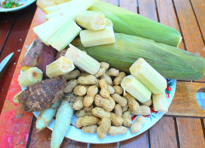 Bàn trung đặt áo bà, áo ngũ phương, lễ vật gồm heo luộc, đĩa xôi, ba đĩa cua trứng luộc chín, miếng thịt luộc và muối đặt lên trên và mâm cỗ cúng cơm, đặt biệt có đĩa rau khoai luộc, chén nước ruốc và xâu cá, thịt nướng. Bàn hạ đặt áo, cháo, gạo, muối, khoai, sắn, đậu lạc…