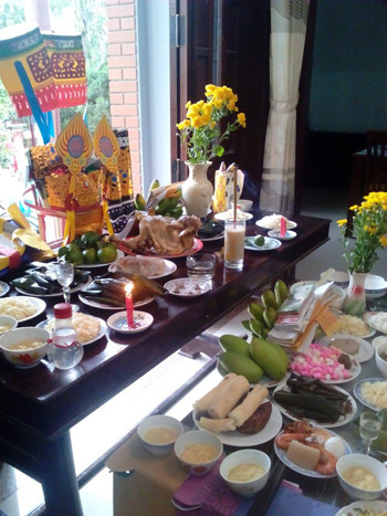 Thời gian cúng đất thực hiện vào những ngày tốt, giờ tốt, "giờ hoàng đạo" của tháng hai hoặc tháng tám âm lịch.