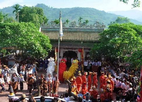 Đây cũng là vùng đất có Điện Trường Bà linh thiêng, nơi vào tháng 4 Âm lịch hàng năm không chỉ dân trong vùng mà khách thập phương cũng đổ về dự lễ, khấn vái đặng mưa thuận gió hòa, cầu an, cầu tự.