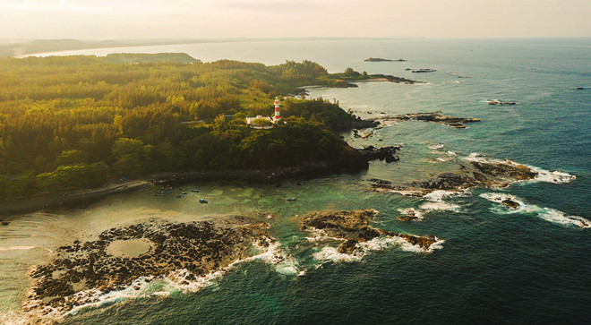 Hành trình ngược về các nền văn hóa cổ là tuyến phía Nam. Dù được coi là trung tâm của nền văn hóa Sa Huỳnh, khu vực này còn lưu dấu vết của nền văn hóa Chăm-pa (192-1832) rực rỡ không kém, như một tiếp nối của dòng chảy văn hóa.