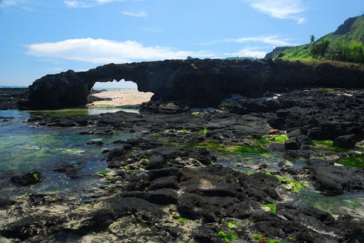 Hiện Công viên địa chất Lý Sơn - Sa Huỳnh là một điểm đến kỳ thú. Khoảng 90 điểm di sản có chọn lọc phân bố trên bốn tuyến Đông - Tây -Nam - Bắc.