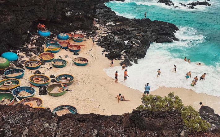 Bí ẩn nơi đảo thiêng là tuyến phía Đông. Đây chính là chuyến hải trình tham quan đảo Lý Sơn, được xem là vùng lõi của Công viên địa chất Lý Sơn - Sa Huỳnh.