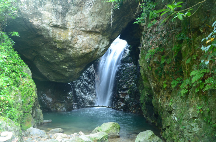 Vũ điệu thời gian là tuyến phía Tây. Vùng lục địa cổ này sở hữu cơ man thác như Con Lam, Cà Đú, Trà Căng, Óc Sơn cho đến Suối Chè hình thành do hoạt động đứt gãy kiến tạo với các biểu hiện nứt vỡ và thạch anh hóa mạnh mẽ các đá trầm tích thuộc hệ tầng A Vương.