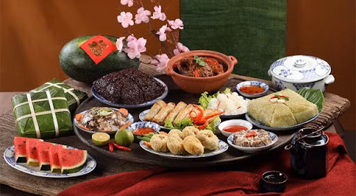 Lễ cúng thần linh, gia tiên: Thông thường, với mâm cúng gia tiên các gia đình hay cũng cỗ mặn. Mâm cúng gồm các món ăn đa dạng cùng những thực phẩm bổ dưỡng, tươi sạch, thể hiện cho lòng thành kính, biết ơn tổ tiên.