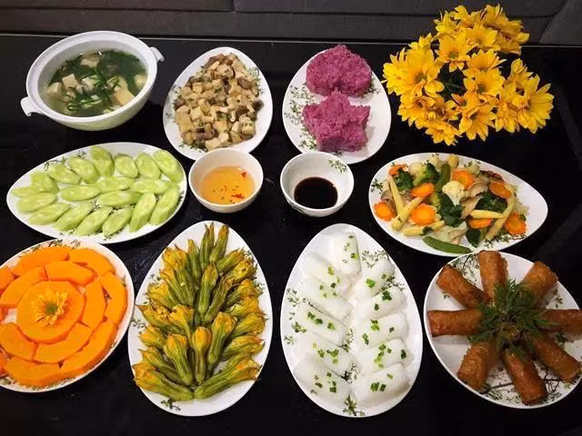 Thông thường mâm cúng Phật là món chay. Mâm cơm chay khoảng 3-5 món. Các món khá phong phú như: cơm trắng, rau củ quả nấu canh, các món từ nấm, các loại chè, bánh làm từ các loại bột, đậu (bánh trôi nước, bột lọc…).