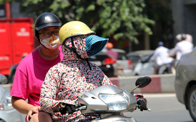 Hãy trang bị thêm quần áo dài, hay áo khoác, nhất là khi phải di chuyển xa. Nên đeo kính có khả năng chống cả tia UV loại A và loại B. Đồng thời, kính chống nắng nên có kích thước lớn, che được toàn bộ vùng mắt, vừa giúp cản tia UV vừa giúp bảo vệ mắt khỏi gió, bụi.