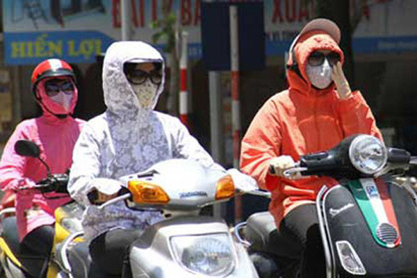 Theo Trung tâm Dự báo Khí tượng Thủy văn Quốc gia, hôm nay (23/6), tại Hà Nội, trời nắng nóng gay gắt, có nơi trên 39 độ C.