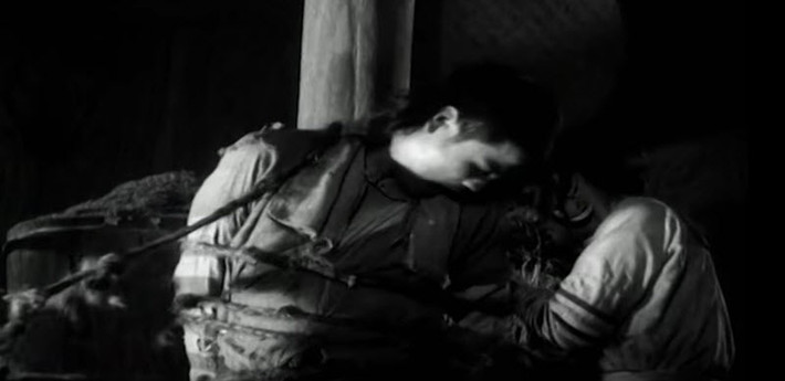 Bố mẹ Mị lấy nhau không có đủ tiền cưới, phải đến vay nhà thống lý, bố của thống lý Pá Tra bây giờ. Mỗi năm phải đem nộp lãi một nương ngô. Khi mẹ Mị chết, bố Mị già, món nợ ấy vẫn chưa dứt và trói Mị vào món nợ truyền kiếp khiến Mị phải sống cuộc đời của người con dâu gạt nợ nhà thống lý Pá Tra.