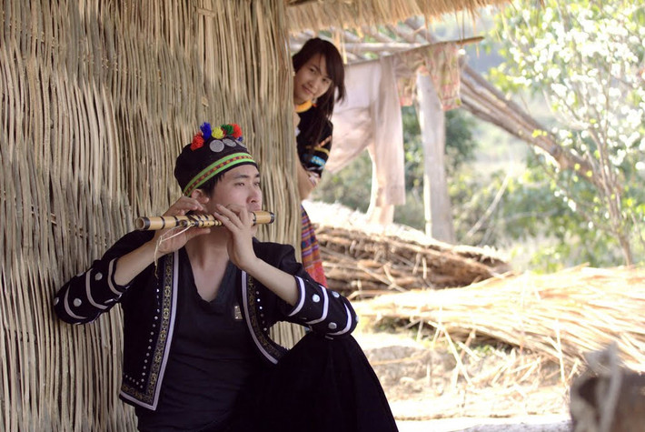  Tục cướp vợ: Tập tục này được Tô Hoài miêu tả rất sắc nét. Mị là cô gái đẹp, thổi kèn hay, nhiều người mê Mị, trai đến đứng nhẵn cả chân vách đầu buồng Mị. Tết năm ấy, Mị bị A Sử - con trai thống lý Pá Tra đánh lừa, lợi dụng tục này cướp cô về làm vợ.